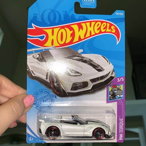 New Hot Wheels’19 Corvette ZR1 White Convertible NIP Newer Redline wheels age 3+ - Picture 7 of 8